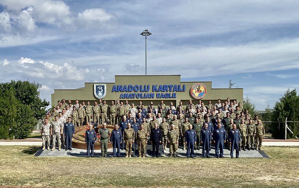 Azərbaycan və Türkiyə hərbi rəhbərliyi “TurAz Şahini - 2021” birgə taktiki-uçuş təlimlərini izləyiblər - Sputnik Азербайджан