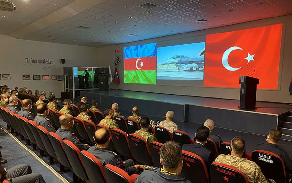 Azərbaycan və Türkiyə hərbi rəhbərliyi “TurAz Şahini - 2021” birgə taktiki-uçuş təlimlərini izləyiblər - Sputnik Азербайджан