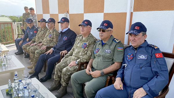 Azərbaycan və Türkiyə hərbi rəhbərliyi “TurAz Şahini - 2021” birgə taktiki-uçuş təlimlərini izləyiblər - Sputnik Азербайджан