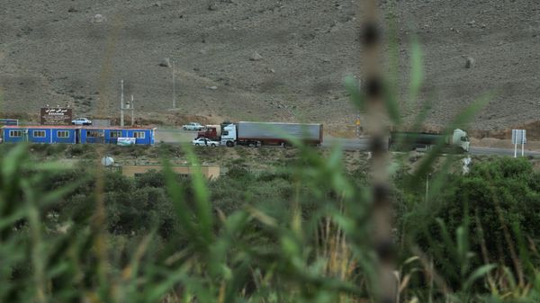 Грузовик на трассе в Мегри, где пересекаются  границы Азербайджана, Армении, Турции и Ирана, фото из архива - Sputnik Азербайджан