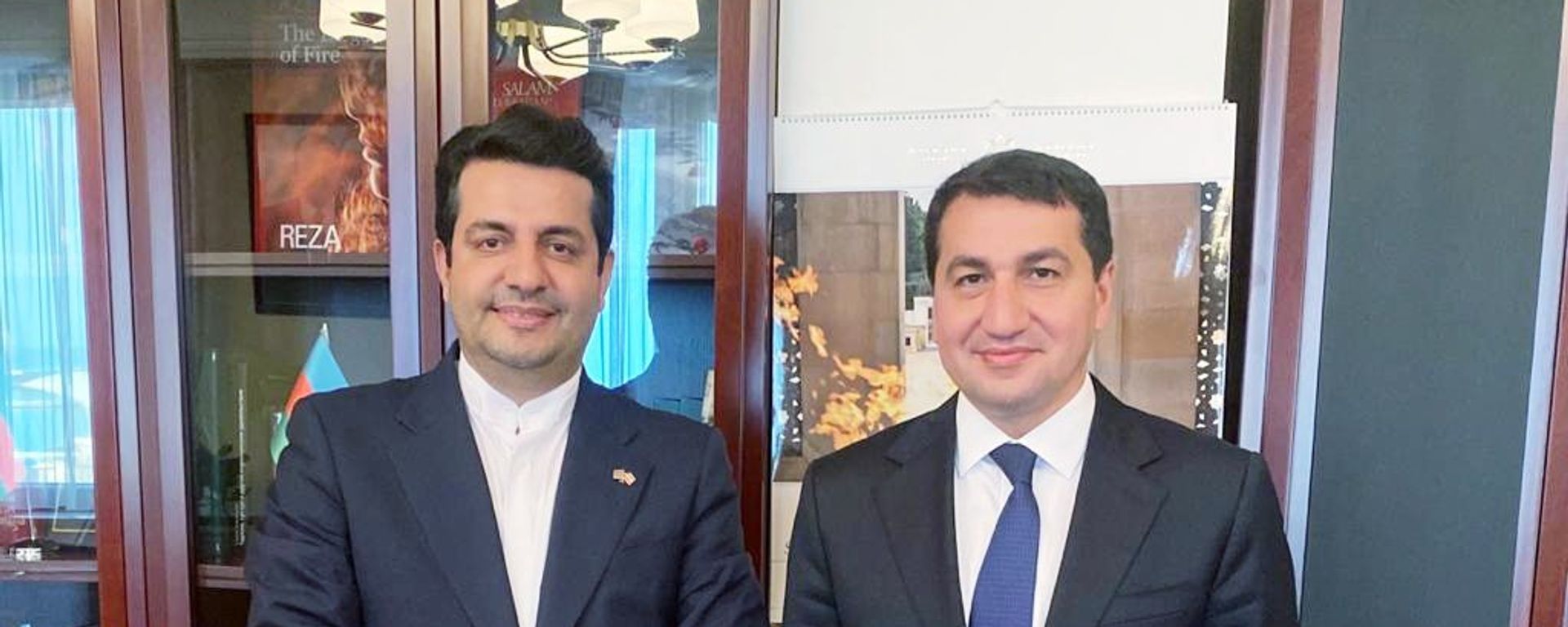 Prezidentin köməkçisi Hikmət Hacıyev İranın ölkəmizdəki səfiri Seyid Abbas Musəvi ilə görüşüb - Sputnik Азербайджан, 1920, 16.09.2021