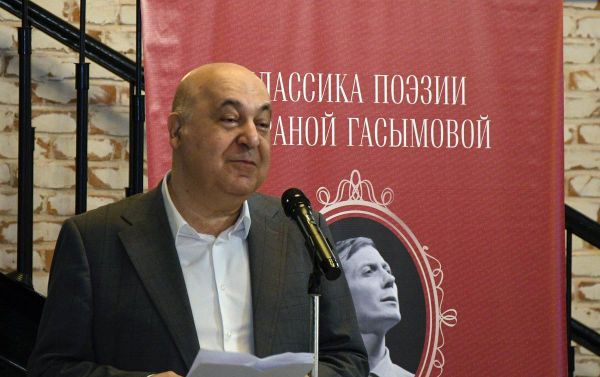 В Бакинском книжном центре состоялся восьмой вечер проекта Ираны Гасымовой «Классика поэзии с Ираной Гасымовой»,  - Sputnik Азербайджан