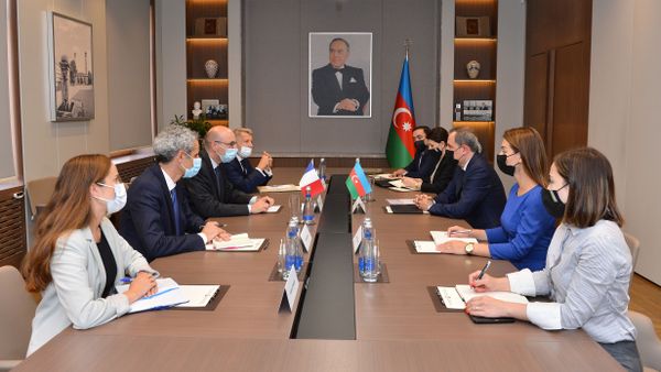 Ceyhun Bayramovun Fransanın Avropa və Xarici İşlər Nazirliyinin Kontinental Avropa İdarəsinin Direktoru Frederik Mondoloninin rəhbərliyi altında nümayəndə heyəti ilə görüşü - Sputnik Азербайджан
