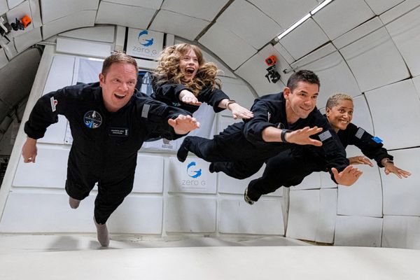 Экипаж Inspiration4, состоящий из Криса Семброски, Сиан Проктор, Джареда Исаакмана и Хейли Арсено, в условиях невесомости. - Sputnik Азербайджан