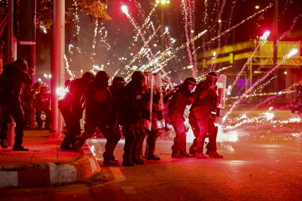 Протестующие забрасывают петардами полицию на антиправительственной акции протеста в Бангкоке, Таиланд. - Sputnik Азербайджан