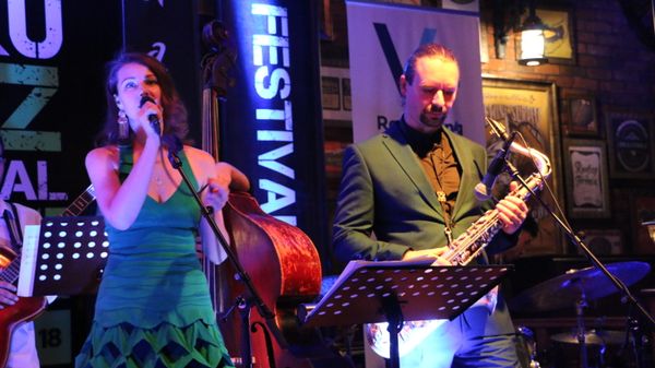 Российская джазовая певица Анна Кашина вместе со своим проектом Jazz du Soleil выступила на Бакинском джаз-фестивале - Sputnik Азербайджан