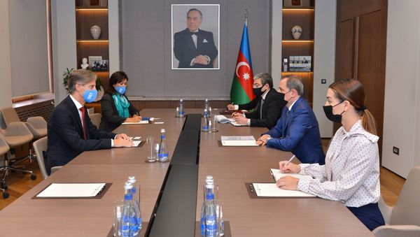 Xarici işlər naziri Ceyhun Bayramov BMT-nin İnkişaf Proqramının Azərbaycanda Rezident Nümayəndəsi Alessandro Frakassettini ölkəmizdəki fəaliyyət müddətinin başa çatması münasibətilə qəbul edib - Sputnik Азербайджан