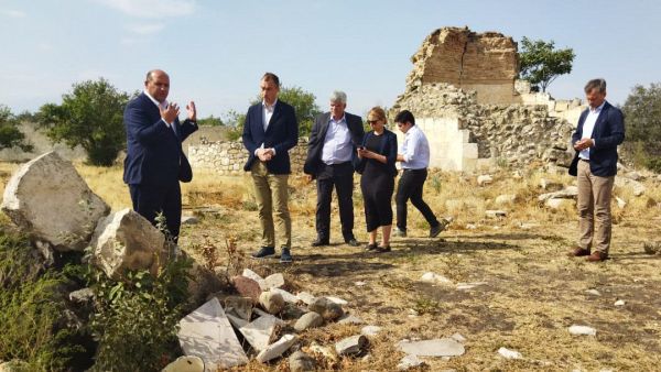 Avropa İttifaqının Cənubi Qafqaz üzrə xüsusi nümayəndəsi Toivo Klaar Ağdama səfər çərçivəsində Pənahəli xanın İmarət kompleksində olub. - Sputnik Азербайджан