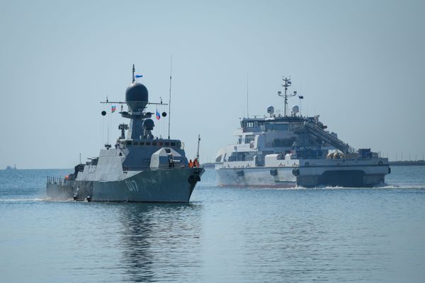 Суда ВМФ России Астрахань и Анатолий Гужвин Военно-морского флота Российской Федерации в бакинской бухте. - Sputnik Азербайджан