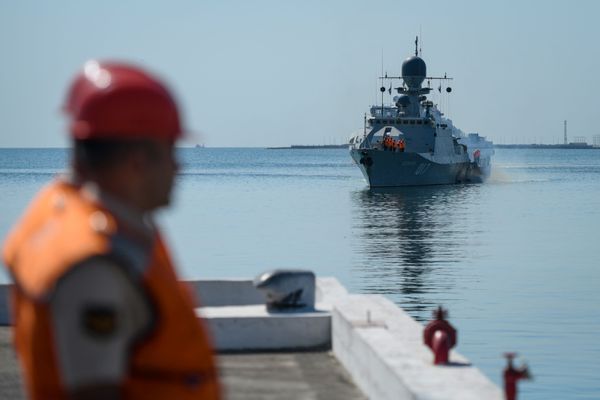 Корабль Астрахань  Военно-морского флота Российской Федерации в бакинской бухте. - Sputnik Азербайджан
