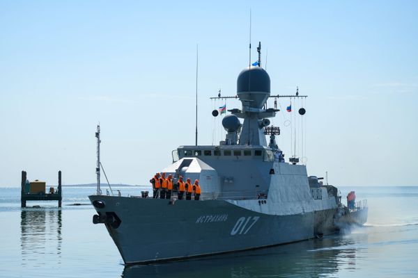 Корабль Астрахань  Военно-морского флота Российской Федерации в бакинской бухте. - Sputnik Азербайджан