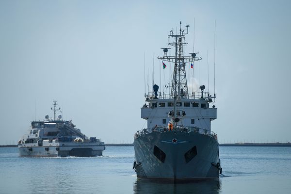 Корабль Анатолий Гужвин Военно-морского флота Российской Федерации в бакинской бухте. - Sputnik Азербайджан