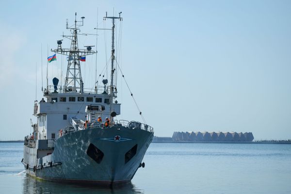 Корабль Анатолий Гужвин Военно-морского флота Российской Федерации в бакинской бухте. - Sputnik Азербайджан
