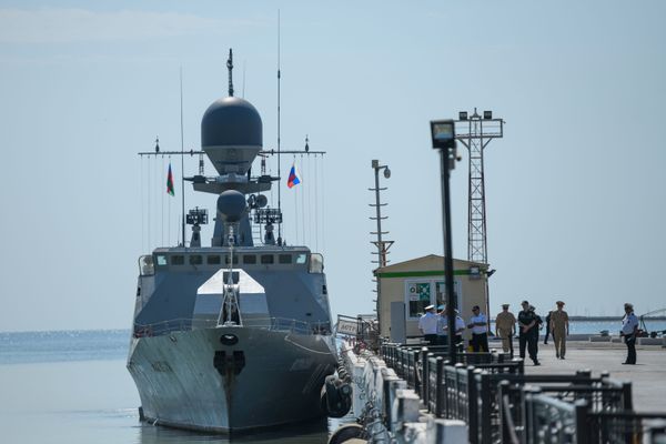 Корабль Астрахань Военно-морского флота Российской Федерации в бакинской бухте. - Sputnik Азербайджан