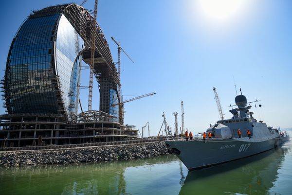 Корабль Астрахань Военно-морского флота Российской Федерации в бакинской бухте. - Sputnik Азербайджан