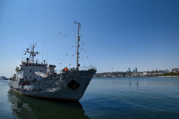 Корабль Анатолий Гужвин Военно-морского флота Российской Федерации в бакинской бухте. - Sputnik Азербайджан