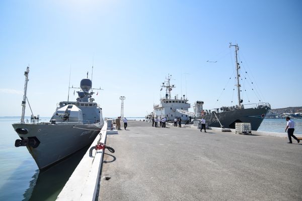Суда ВМФ России Астрахань и Анатолий Гужвин Военно-морского флота Российской Федерации в бакинской бухте. - Sputnik Азербайджан