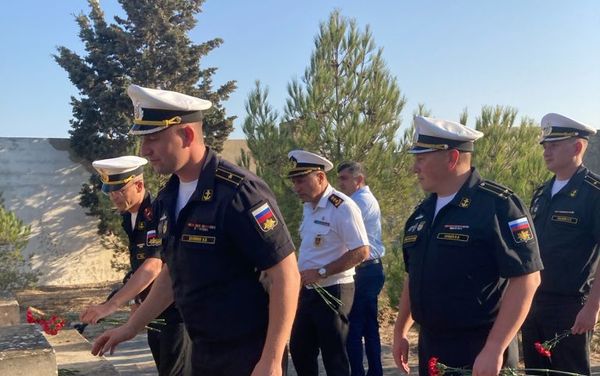 Делегация Военно-морского флота Российской Федерации у памятника морякам, погибшим в результате затопления судна «Куба»  - Sputnik Азербайджан
