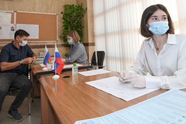 Члены участковой избирательной комиссии во время голосования на выборах депутатов Государственной Думы Федерального собрания Российской Федерации VIII созыва на избирательном участке № 8017 в Баку. - Sputnik Азербайджан