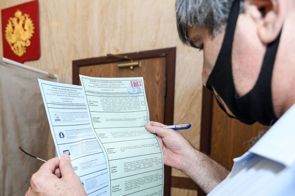 Член участковой избирательной комиссии во время голосования на выборах депутатов Государственной Думы Федерального собрания Российской Федерации VIII созыва на избирательном участке № 8017 в Баку. - Sputnik Азербайджан