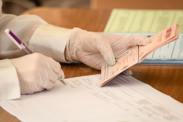 На выборах депутатов Государственной Думы Федерального собрания Российской Федерации VIII созыва на избирательном участке № 8017 в Баку. - Sputnik Азербайджан