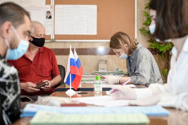 Избиратели во время голосования на выборах депутатов Государственной Думы Федерального собрания Российской Федерации VIII созыва на избирательном участке № 8017 в Баку. - Sputnik Азербайджан