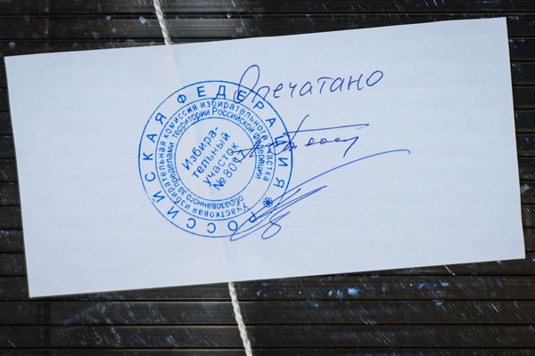 На выборах депутатов Государственной Думы Федерального собрания Российской Федерации VIII созыва на избирательном участке № 8017 в Баку. - Sputnik Азербайджан