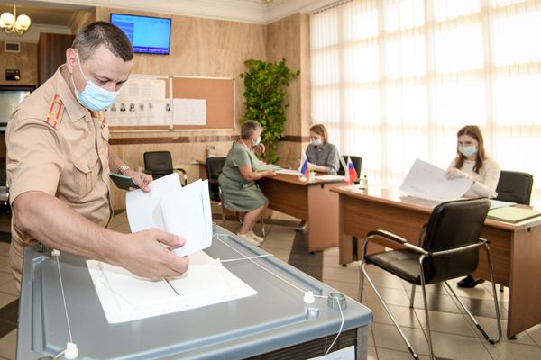 Мужчина голосует на выборах депутатов Государственной Думы Федерального собрания Российской Федерации VIII созыва на избирательном участке № 8017 в Баку. - Sputnik Азербайджан