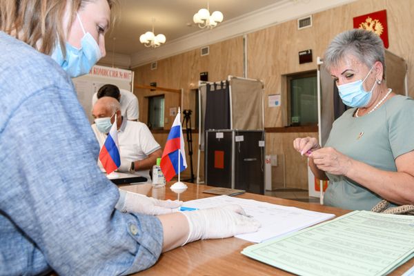 Мужчина голосует на выборах депутатов Государственной Думы Федерального собрания Российской Федерации VIII созыва на избирательном участке № 8017 в Баку. - Sputnik Азербайджан