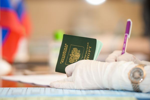 Мужчина голосует на выборах депутатов Государственной Думы Федерального собрания Российской Федерации VIII созыва на избирательном участке № 8017 в Баку. - Sputnik Азербайджан