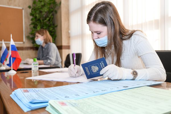 Члены участковой избирательной комиссии во время голосования на выборах депутатов Государственной Думы Федерального собрания Российской Федерации VIII созыва на избирательном участке № 8017 в Баку. - Sputnik Азербайджан