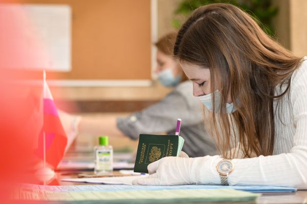 Член участковой избирательной комиссии во время голосования на выборах депутатов Государственной Думы Федерального собрания Российской Федерации VIII созыва на избирательном участке № 8017 в Баку. - Sputnik Азербайджан