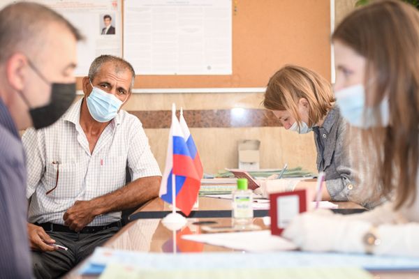Избиратели во время голосования на выборах депутатов Государственной Думы Федерального собрания Российской Федерации VIII созыва на избирательном участке № 8017 в Баку. - Sputnik Азербайджан