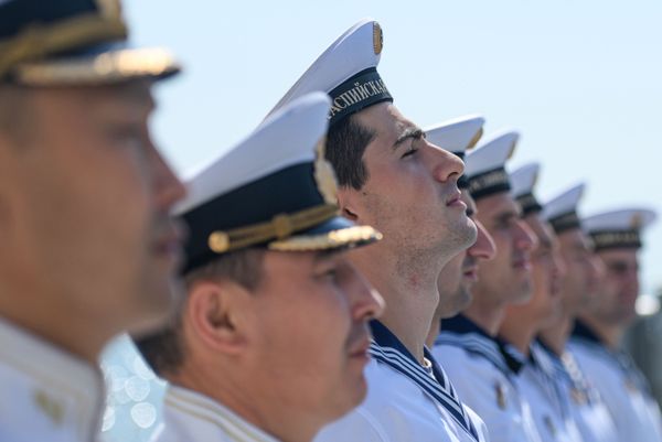 Личный состав судов ВМФ России Астрахань и Анатолий Гужвин во время церемонии проводов в бакинской бухте. - Sputnik Азербайджан
