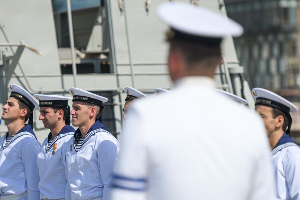 Личный состав судов ВМФ России Астрахань и Анатолий Гужвин во время церемонии проводов в бакинской бухте - Sputnik Азербайджан