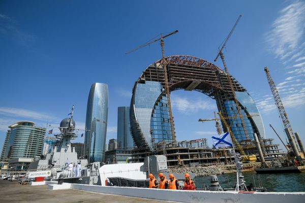 Церемония проводов судов ВМФ России Астрахань и Анатолий Гужвин в бакинской бухте. - Sputnik Азербайджан