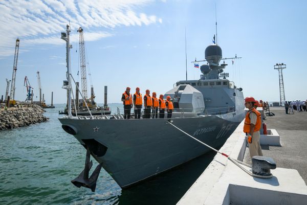 Суда ВМФ России Астрахань и Анатолий Гужвин Военно-морского флота Российской Федерации в бакинской бухте. - Sputnik Азербайджан