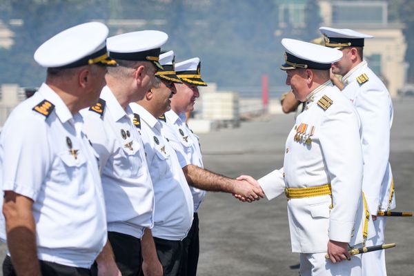 Церемония проводов судов ВМФ России Астрахань и Анатолий Гужвин в бакинской бухте. - Sputnik Азербайджан