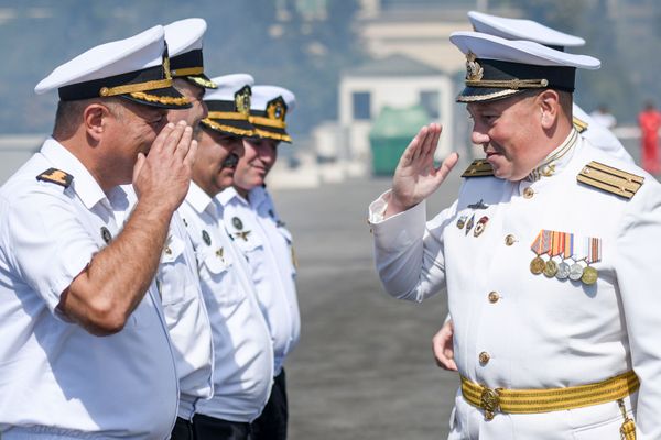 Личный состав судов ВМФ России Астрахань и Анатолий Гужвин во время церемонии проводов в бакинской бухте. - Sputnik Азербайджан