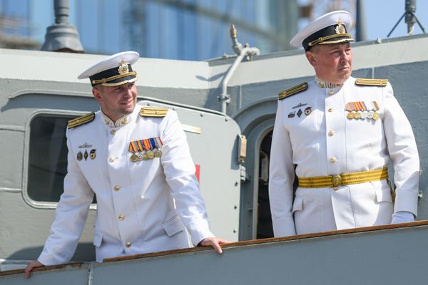 Личный состав судов ВМФ России Астрахань и Анатолий Гужвин во время церемонии проводов в бакинской бухте - Sputnik Азербайджан