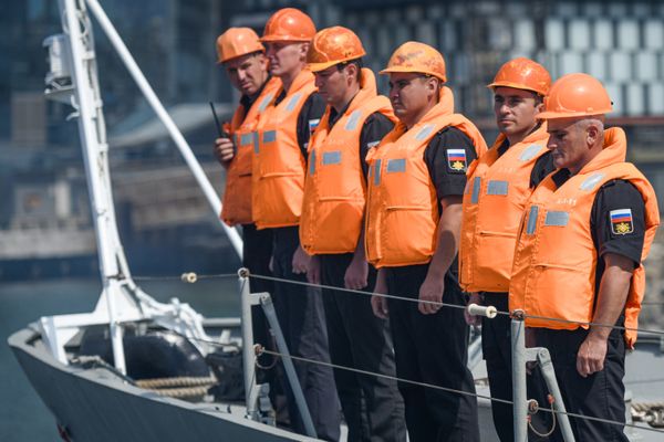 Личный состав судов ВМФ России Астрахань и Анатолий Гужвин во время церемонии проводов в бакинской бухте. - Sputnik Азербайджан
