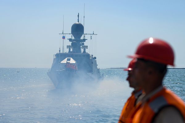 Судно ВМФ России Астрахань Военно-морского флота Российской Федерации в бакинской бухте. - Sputnik Азербайджан