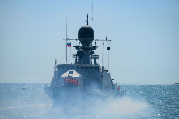 Судно ВМФ России Астрахань Военно-морского флота Российской Федерации в бакинской бухте. - Sputnik Азербайджан