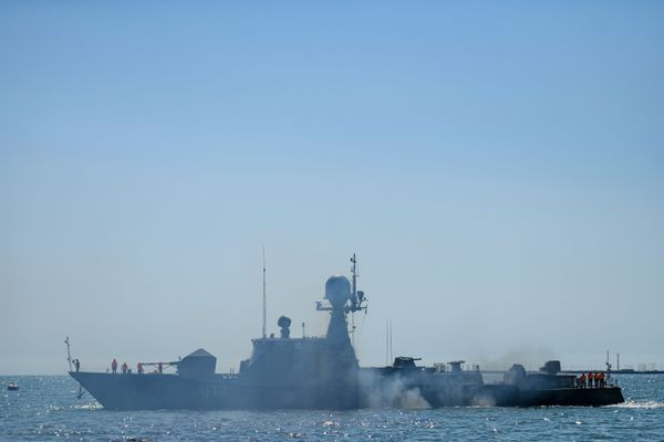 Судно ВМФ России Астрахань Военно-морского флота Российской Федерации в бакинской бухте. - Sputnik Азербайджан