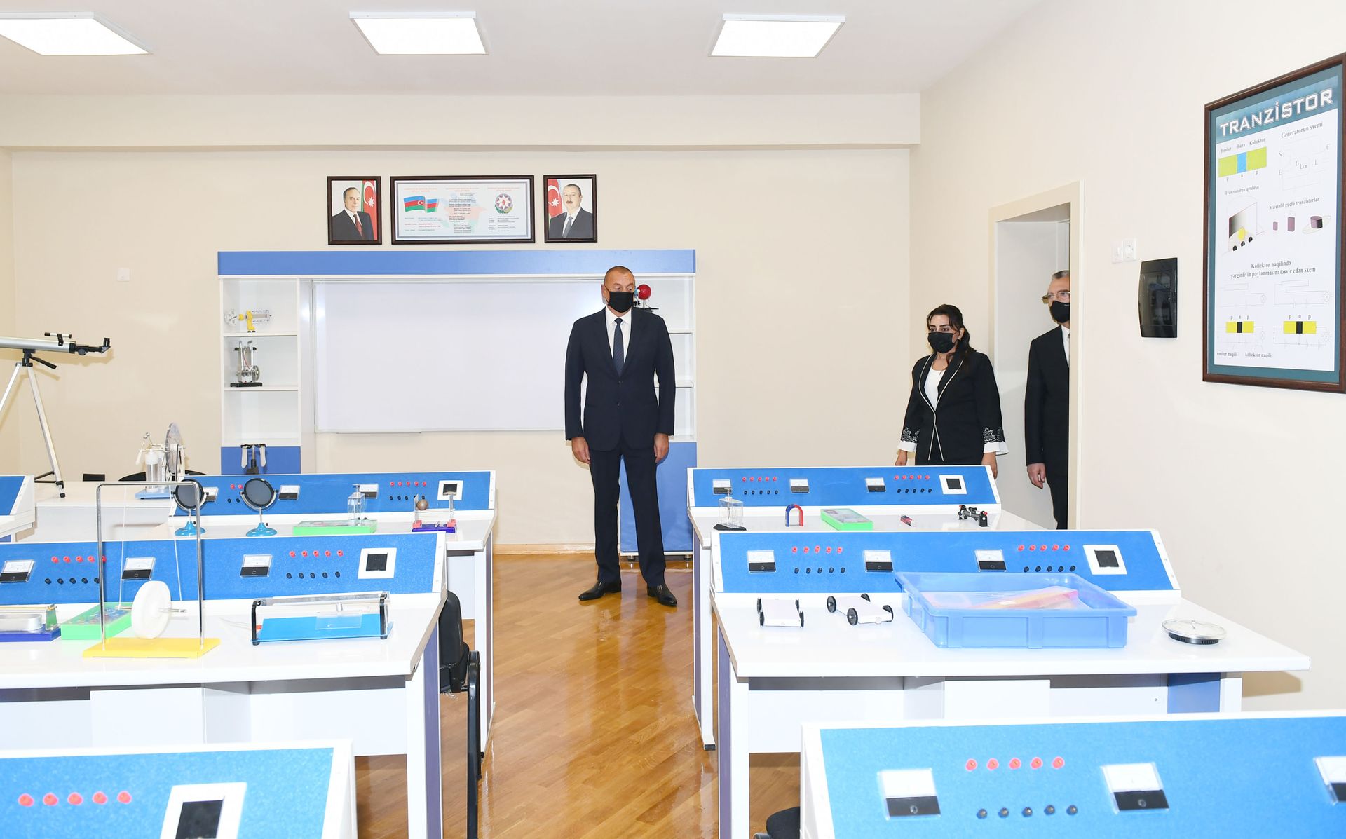 Prezident İlham Əliyev Sabunçu rayonunda 307 saylı orta məktəbdə yaradılan şəraitlə tanış olub - Sputnik Азербайджан, 1920, 01.10.2021
