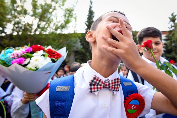 Школьники на праздничных мероприятиях, посвященных Дню знаний в школе №145 в Баку. - Sputnik Азербайджан