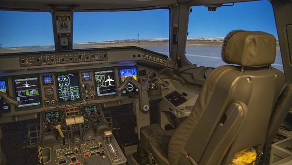 Тренажерный комплекс для симулирования полетов на самолетах типа Embraer E-190 - Sputnik Азербайджан