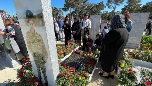 Azərbaycanda Anım Günü ilə əlaqədar II Fəxri xiyabanda şəhidlərin məzarı ziyarət edilir - Sputnik Азербайджан