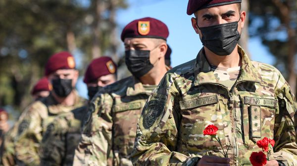 Азербайджанские военнослужащие Во второй Аллее почетного захоронения по случаю Дня памяти, 27 сентября 2021 года - Sputnik Азербайджан