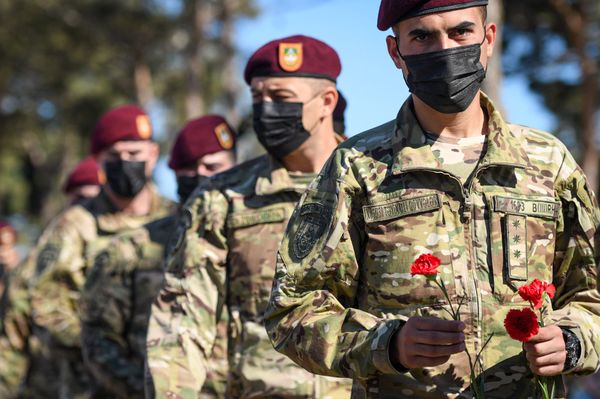 На Второй аллее почетного захоронения во время церемонии по случаю Дня памяти. - Sputnik Азербайджан